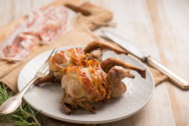 fırında bıldırcın pastırma sarılmış ve biberiye