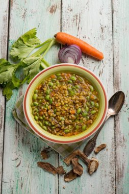 Kurutulmuş mantar ile edayame çorbası