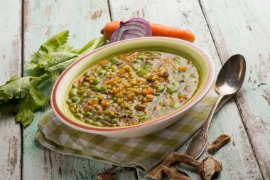 Kurutulmuş mantar ile edayame çorbası