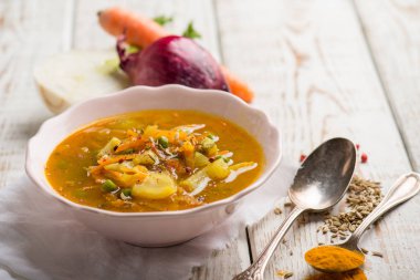 havuç yeşil bezelye ve rezene tohumları ile rezene çorbası