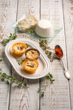 Gorgonzola ricotta ve Paprika ile Muffin
