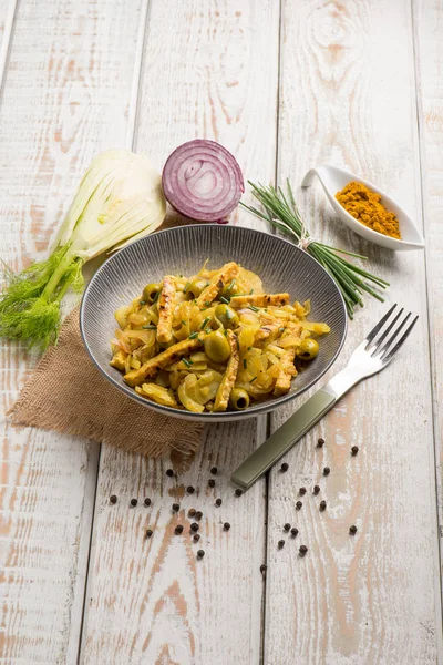 Insalata Tempeh Con Olive Finocchio Curry Chive — Foto Stock