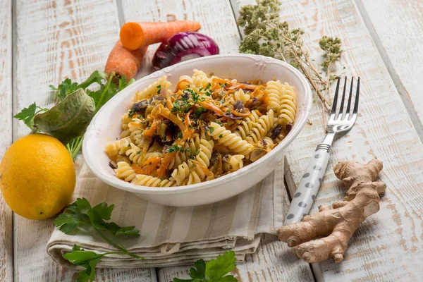 Fusilli Mit Zwiebel Karotten Petersilie Und Zitronenschale — Stockfoto