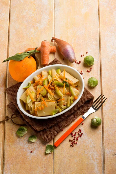 Pasta Met Spruitjes Roze Peper Sinaasappelschil — Stockfoto