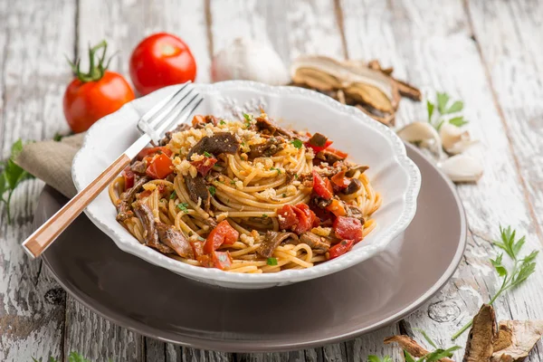 Spaghetti Met Gedroogde Paddestoelen Kruimels Tomaten — Stockfoto