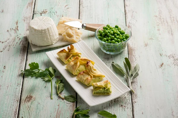 Fagottini Ricotta Parmesan Peynir Yeşil Bezelye Ile Dolu — Stok fotoğraf