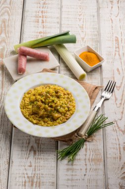 risotto sosis pırasa zerdeçal ve bıçak ile