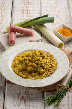 risotto sosis pırasa zerdeçal ve bıçak ile