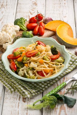 Spagetti Brokoli lahana kabak ve domates ile