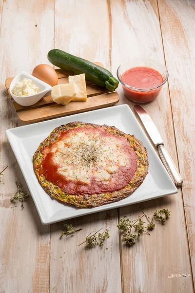 Zucchinis omelette pizza with tomato and mozzarella — Stock Photo, Image