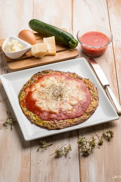 Zucchinis omelette pizza with tomato and mozzarella — Stock Photo, Image