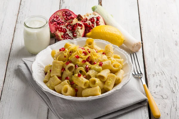 Pırasa krema sosu nar ve limon kabuğu ile makarna — Stok fotoğraf