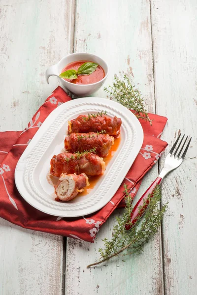 Enrollado con salsa de tomate de jamón y timo — Foto de Stock