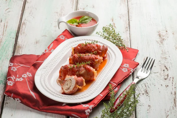 Opgerold met ham tomatensaus en zwezerik — Stockfoto