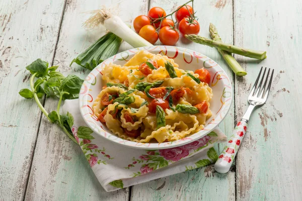 Pasta mafalda con tomates espárragos y puerro —  Fotos de Stock