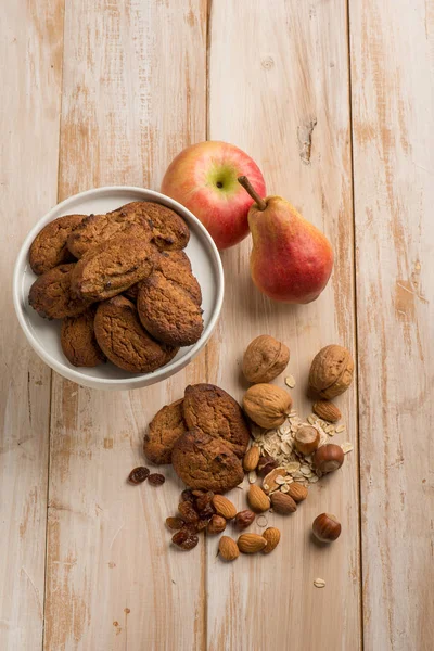 Galleta con avellana de almendras pasas y peras —  Fotos de Stock