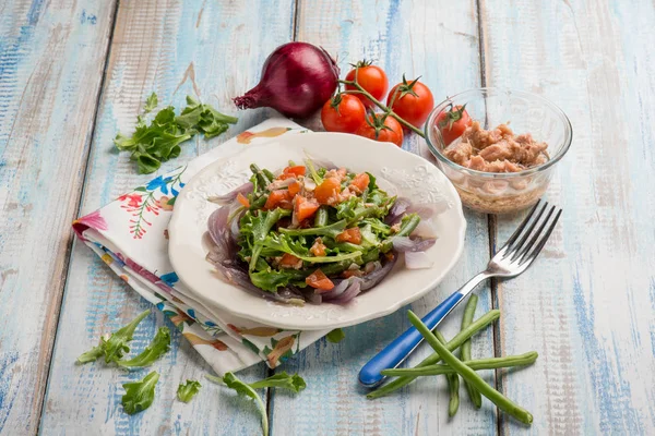 Salat med tun grønne bønner stuvet rødløg og salat - Stock-foto