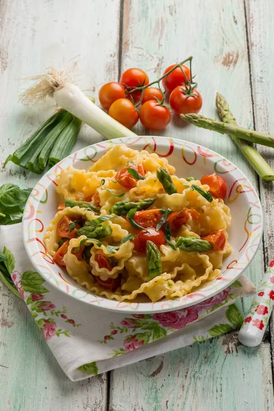 Mafalda pasta with asparagus tomatoes and leek — Stock Photo, Image