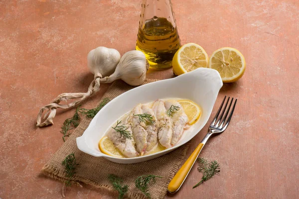 Red mullet fillet with lemon sauce and garlic — Stock Photo, Image