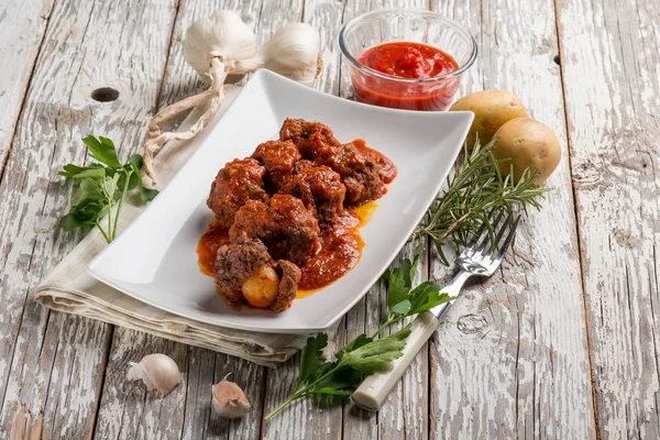 Gehaktbal met tomatensaus gevuld met aardappelen — Stockfoto