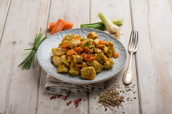 Pollo guisado con puerro de zanahoria y semillas de hinojo —  Fotos de Stock