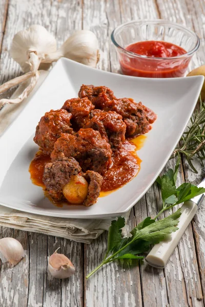 Gehaktbal met tomatensaus gevuld met aardappelen — Stockfoto