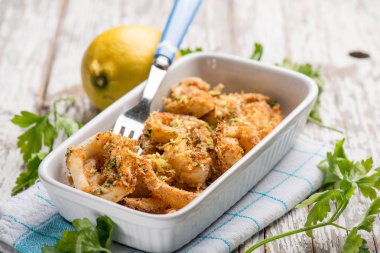 maydanoz ve rendelenmiş limon kabuğu ile kalamar halkaları