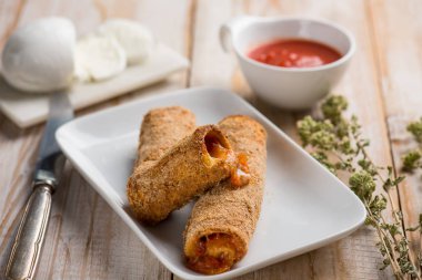 domates sosu mozzarella ve orega ile ekmekli ragout cannelloni