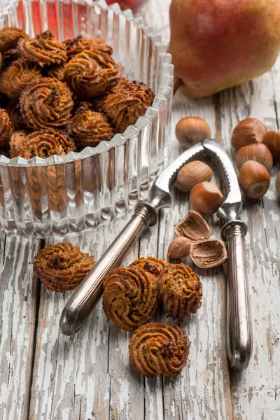 Plätzchen mit Haselnüssen und Birnen — Stockfoto