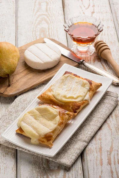 Puff pastry with pears honey and tomino cheese — Stock Photo, Image