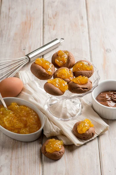 Cocoa cookies with orange marmalade — Stock Photo, Image