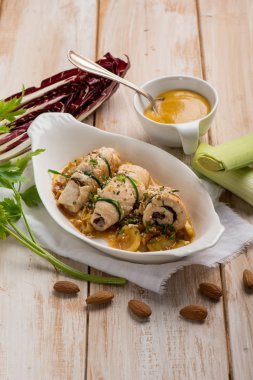 pırasa hardal badem ve kırmızı ile yerleştirilmiştir turp