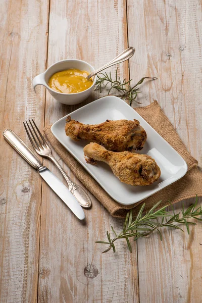 Kaki ayam panggang dengan mustard dan rosemary — Stok Foto