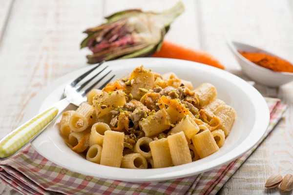 Pasta con carciofi crema di carote e pistacchi — Foto Stock