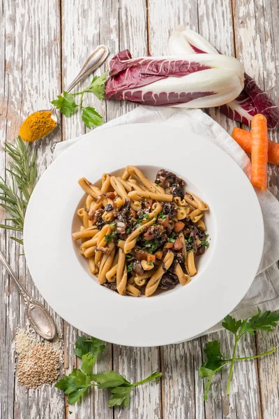 Casarecce pasta med cikoria kikärtor sesamfrön och turmeri — Stockfoto