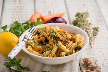 soğan havuç maydanoz ve limon rendelenmiş kabuğu ile düdük