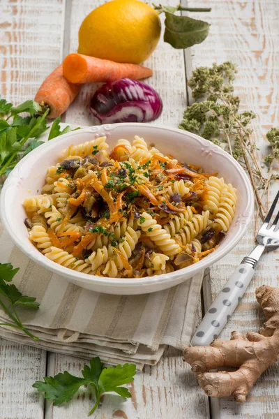 Fusilli med lök morot persilja och citron riven skal — Stockfoto