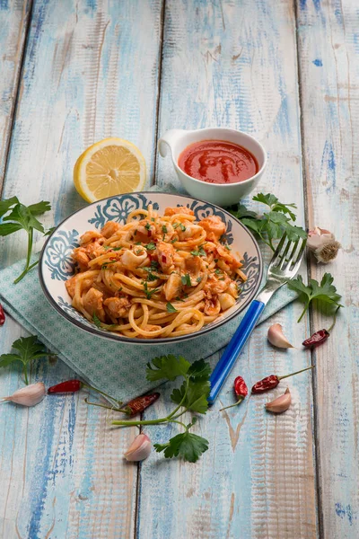 Špagety s rajčatovou omáčkou petržel a chilli papriček — Stock fotografie