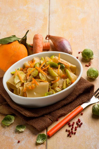 Pasta with brussel sprouts pink pepper and orange peel — Stock Photo, Image