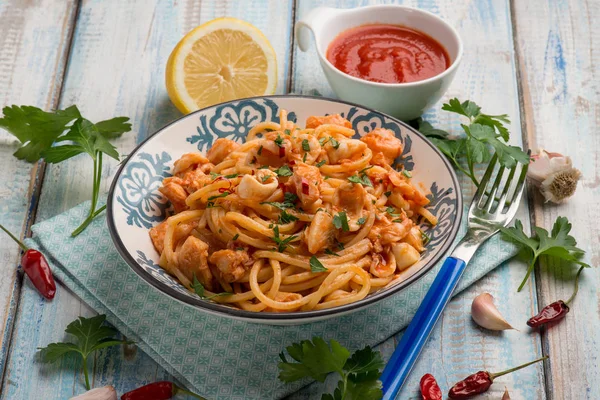 Špagety s rajčatovou omáčkou petržel a chilli papriček — Stock fotografie