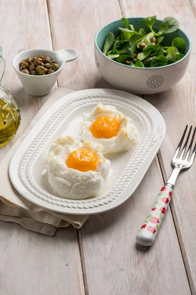 Owen eggs eith salad capers and olive oil — Stock Photo, Image