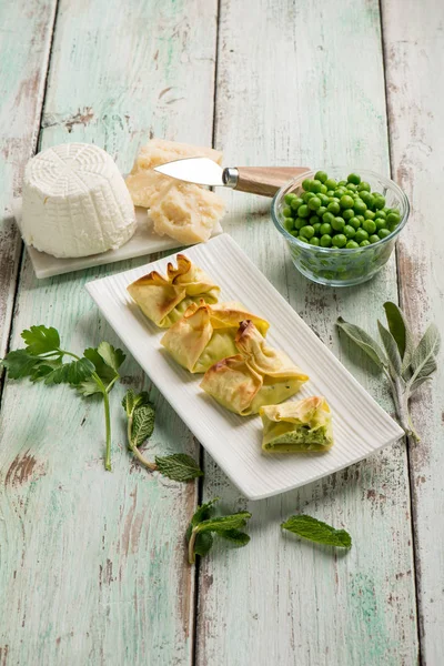 Fagottini gevuld met ricotta Parmezaanse kaas en groene erwten — Stockfoto