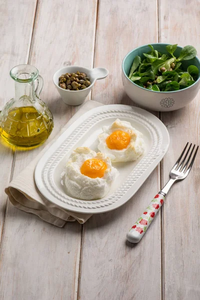 Owen eggs eith salad capers and olive oil — Stock Photo, Image