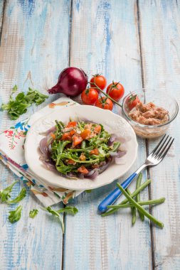 ton balığı yeşil fasulye ile salata haşlanmış kırmızı soğan ve marul