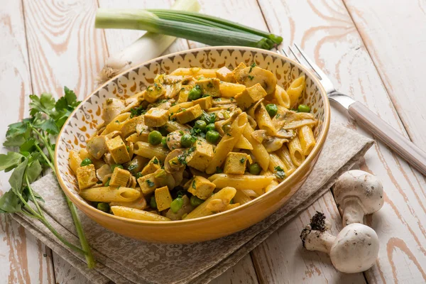 Pasta with tofu mushroom gren peas and leek — Stock Photo, Image