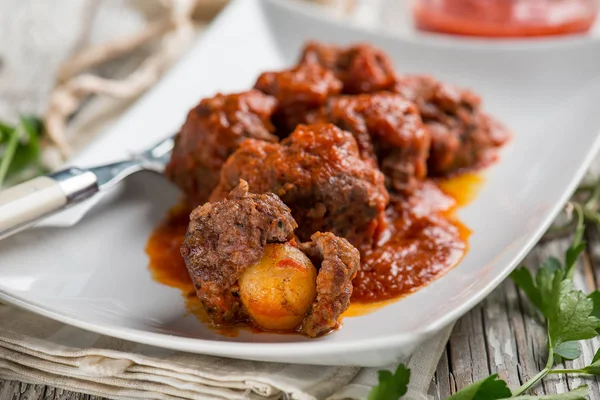 Köttbulle med tomat sås fylld med potatis — Stockfoto