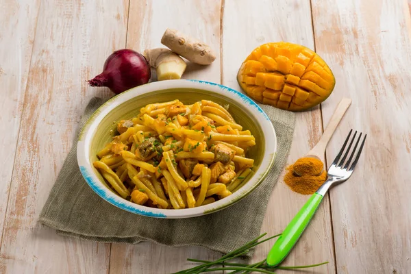 Verse zalm pasta met mango turmerik geraspte gember en bieslook — Stockfoto