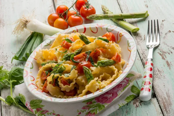 Pasta mafalda con tomates espárragos y puerro —  Fotos de Stock