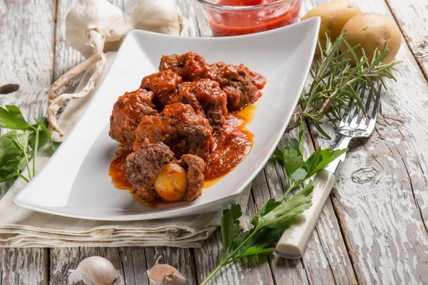 Köttbulle med tomat sås fylld med potatis — Stockfoto
