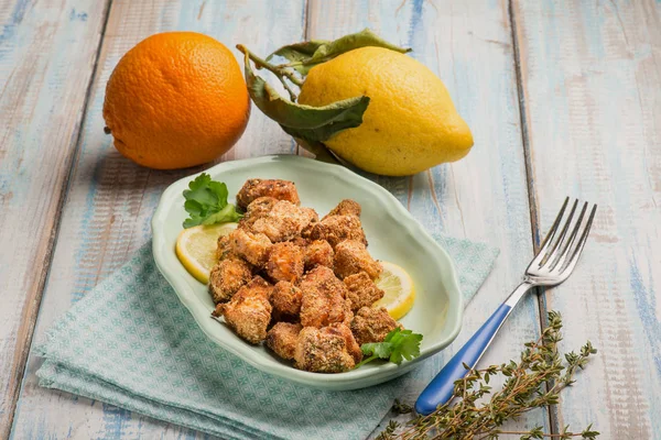 Salmón frito al horno con limón y timo —  Fotos de Stock